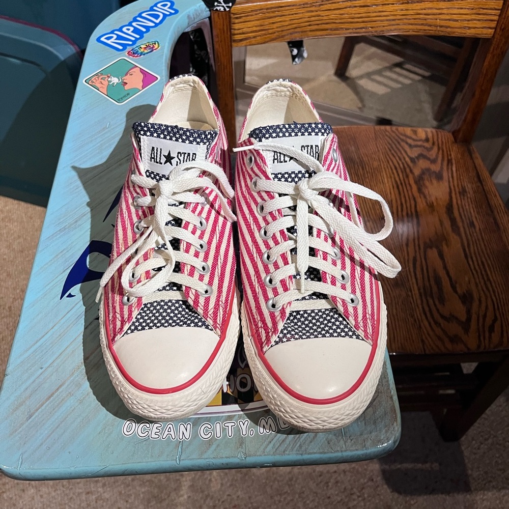Men’s size 9 Converse American Flag. Pretty good condition.